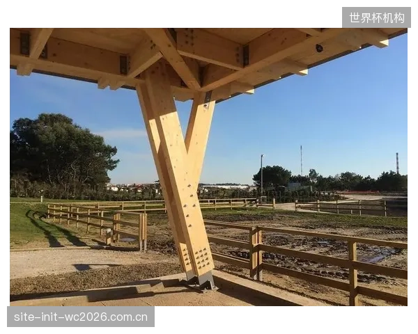 深圳光明马术中心采用大跨度木结构，旨在摆脱传统体育建筑对高碳钢筋混凝土的过度依赖